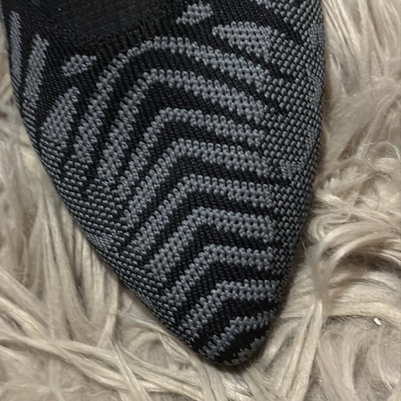 Like New-Knit Pointed Toe Ballet Flat Style-Gray/Black Print - Picture 3 of 14